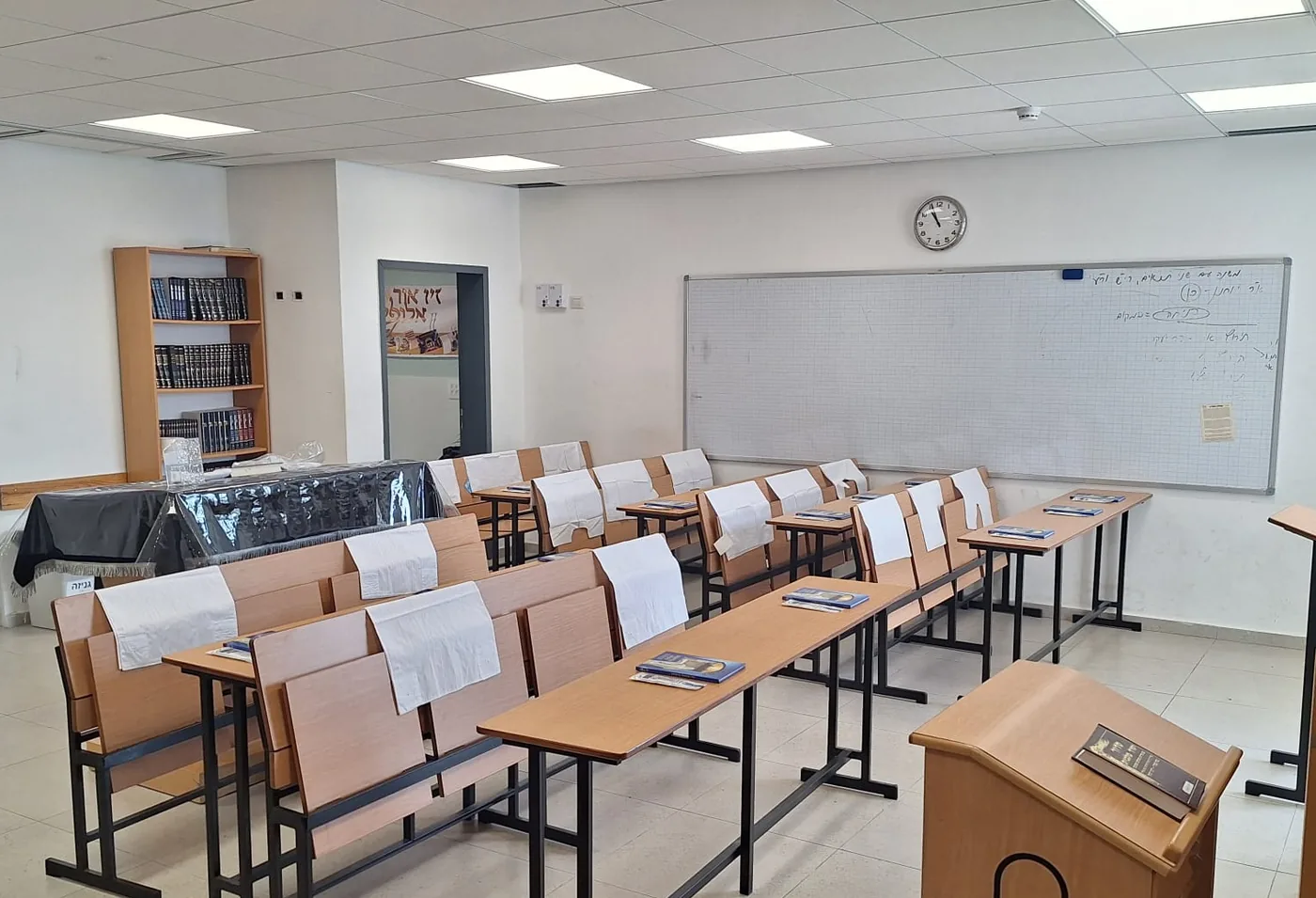 בית המדרש של הישיבה, שולחנות לימוד מסודרים ולוח מחיק
