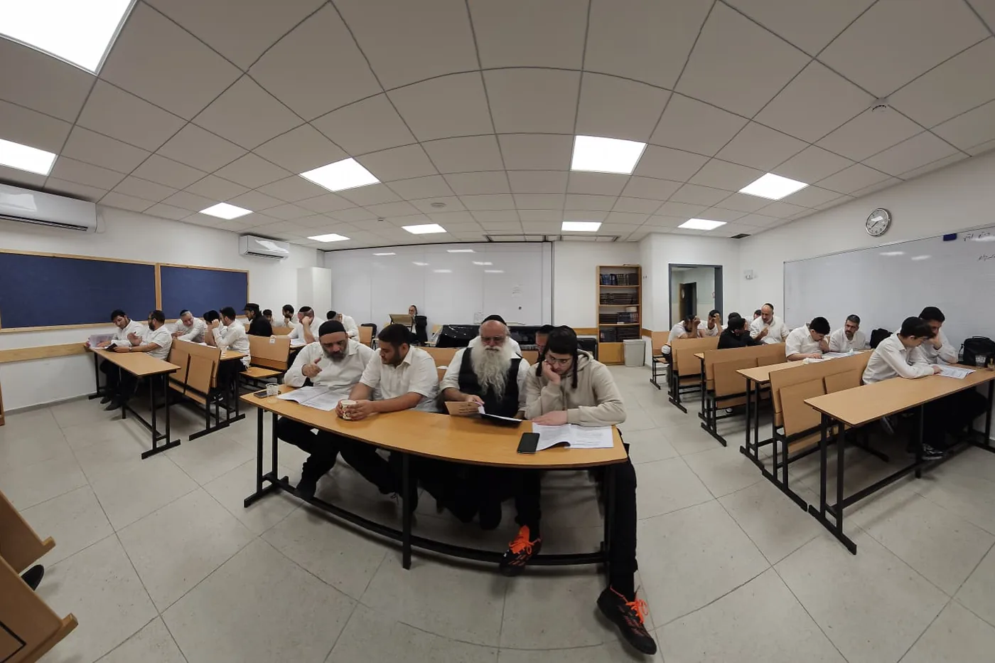 אבות ובנים לומדים יחד בבית המדרש בערב אבות ובנים