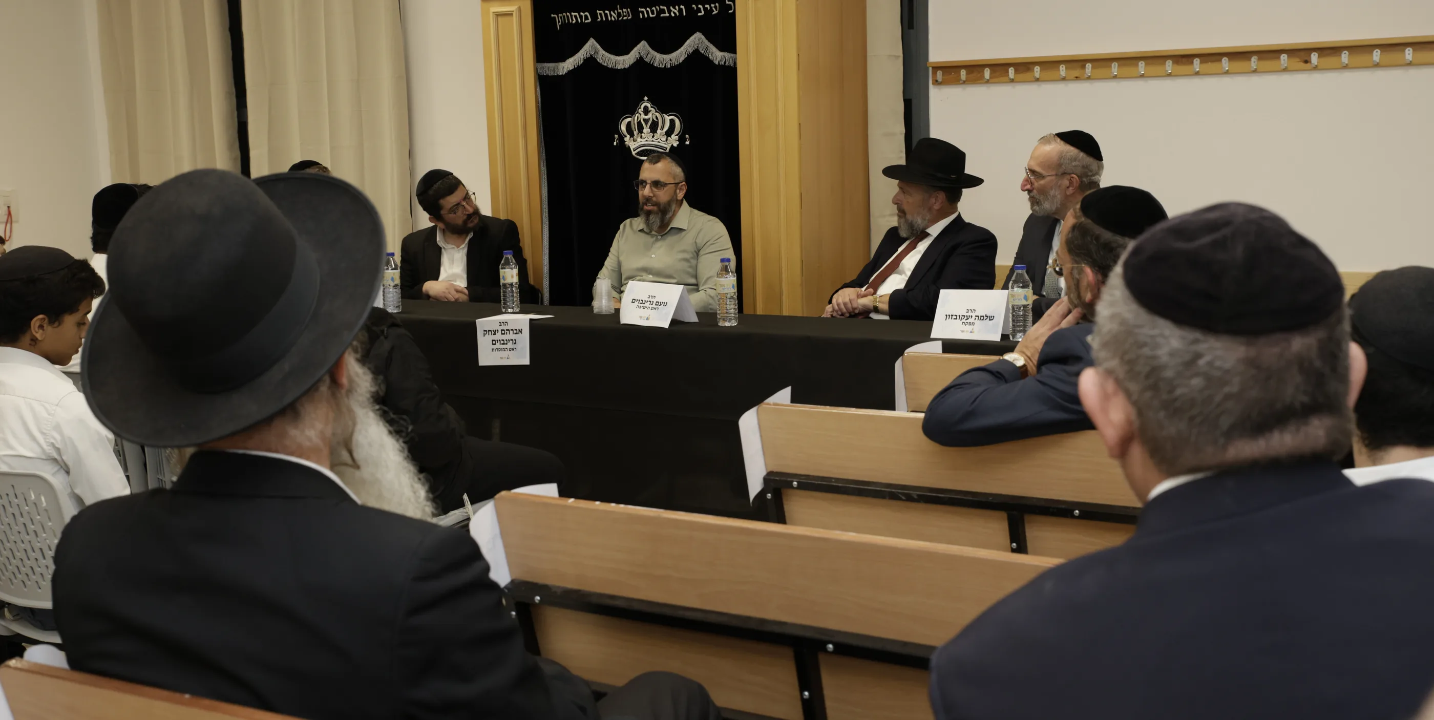 רבנים ואורחים באירוע קביעת המזוזה וחנוכת הישיבה