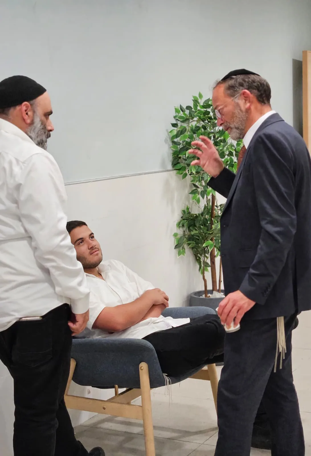 רבנים משוחחים עם תלמיד בשיחה אישית