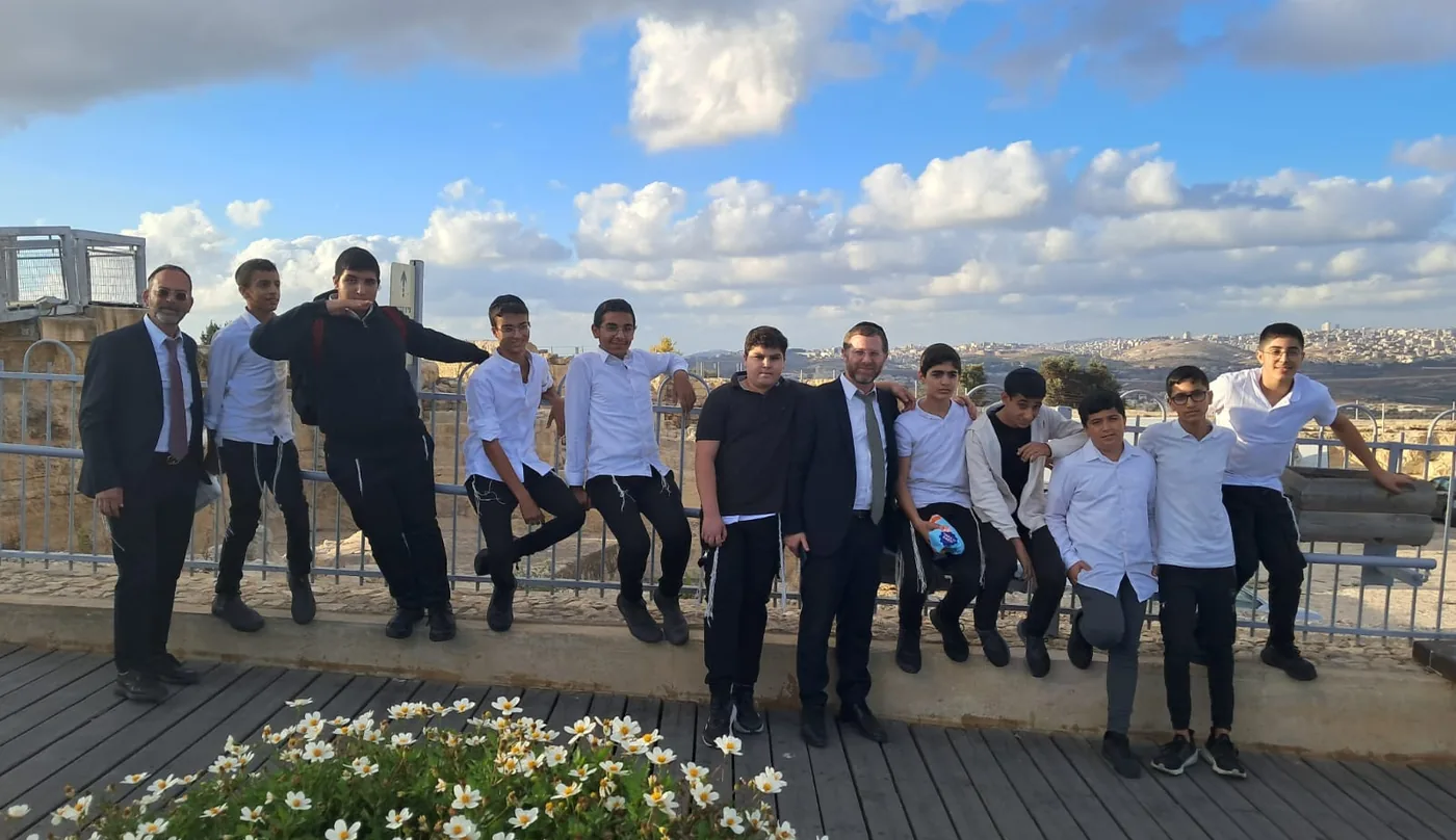 קבוצת תלמידים ורבנים מצטלמים על מרפסת תצפית