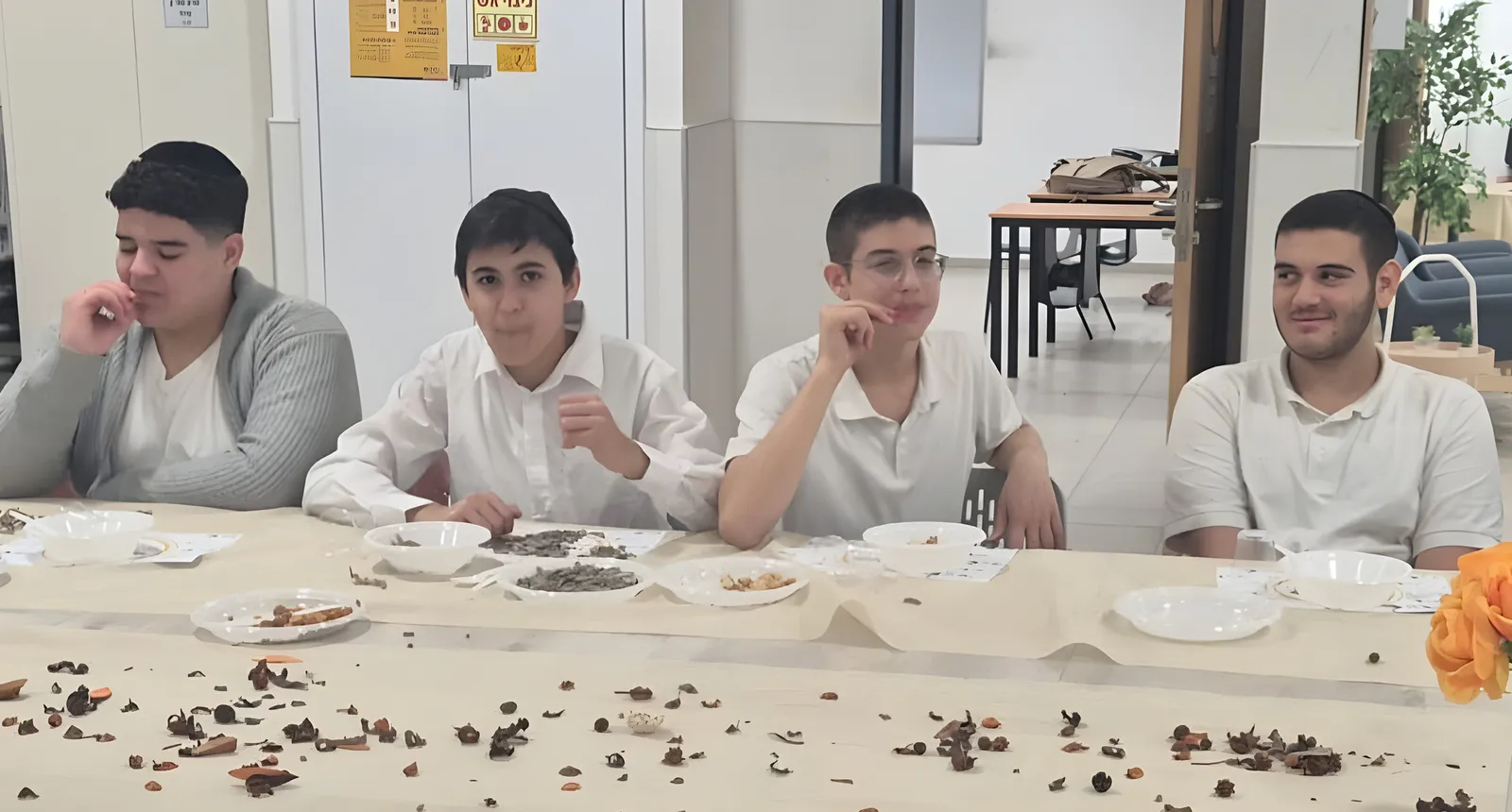 תמונת כרטיס - לילה סביב השולחן
