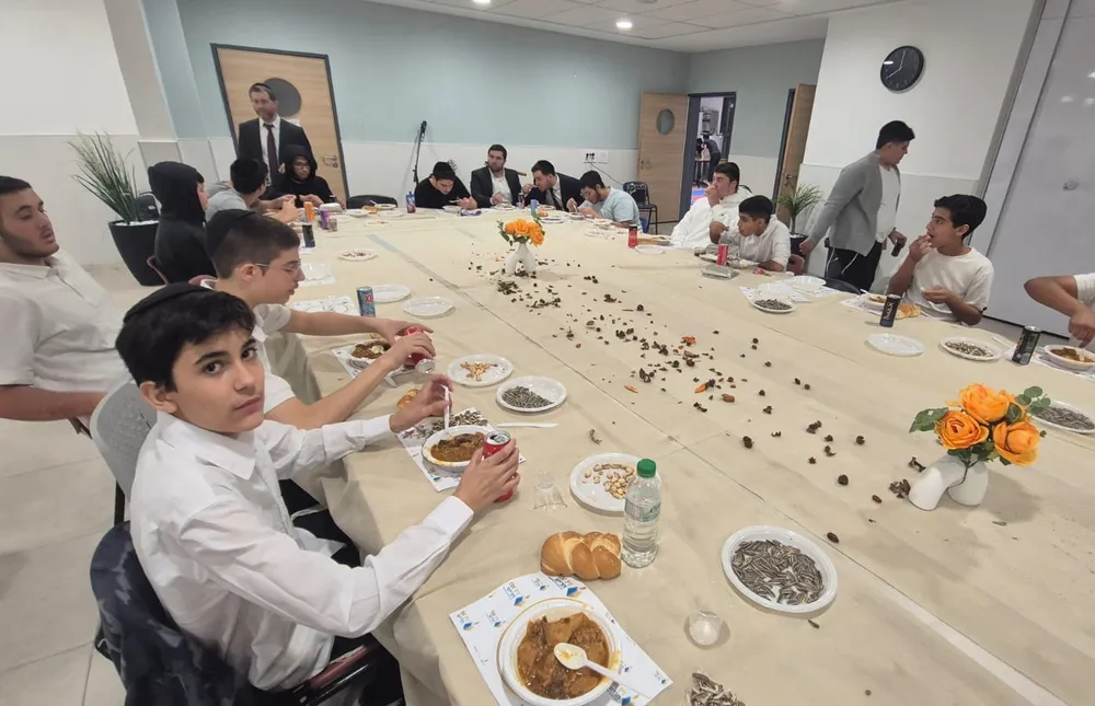 גלריה - לילה סביב השולחן