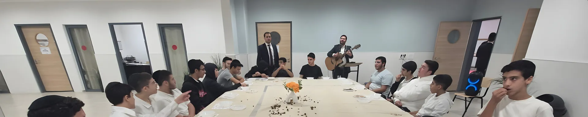 רקע פתיחה - לילה סביב השולחן
