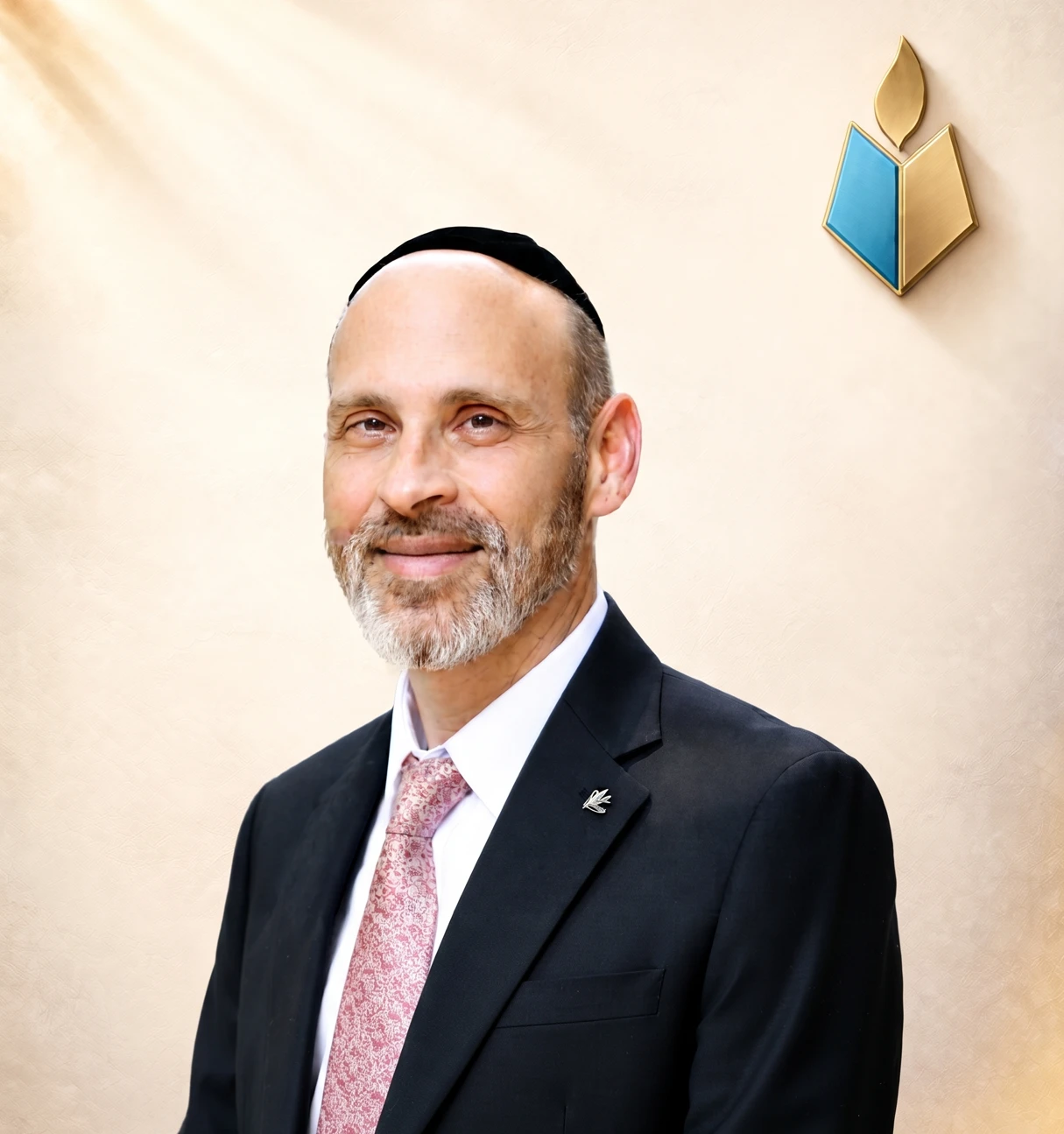 הרב יהודה שוורץ בחליפה שחורה, חולצה לבנה ועניבה ורודה, כיפת קטיפה שחורה וזקן לבן, מצולם דיוקן בפנייה קלה על רקע קיר קרם ממותג עם סמל זיו אור חריש