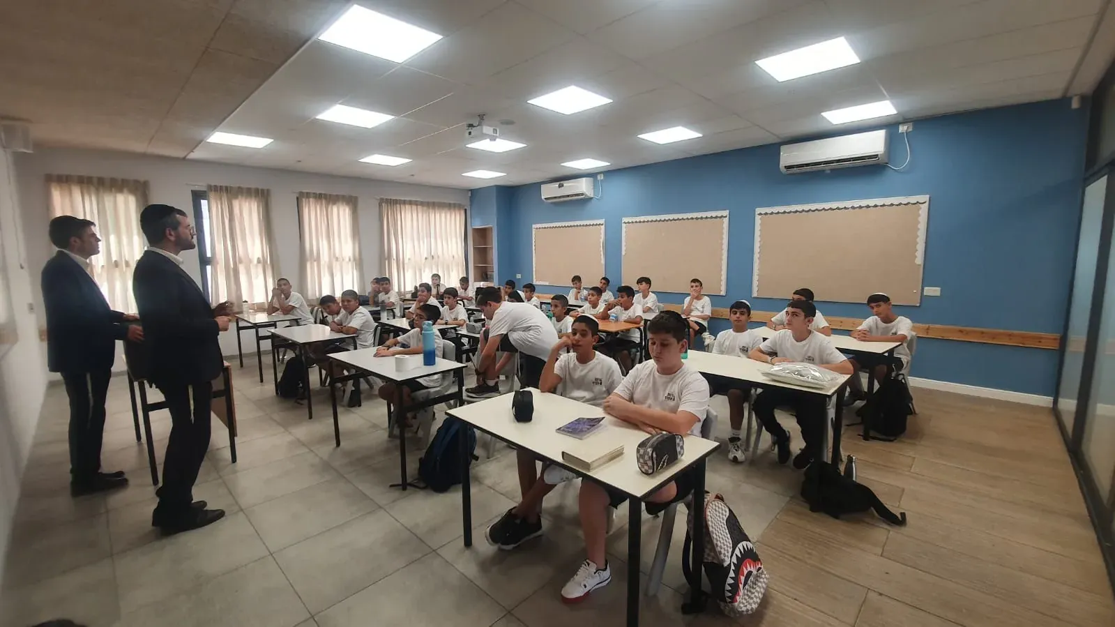 שיעור בכיתה עם המורה