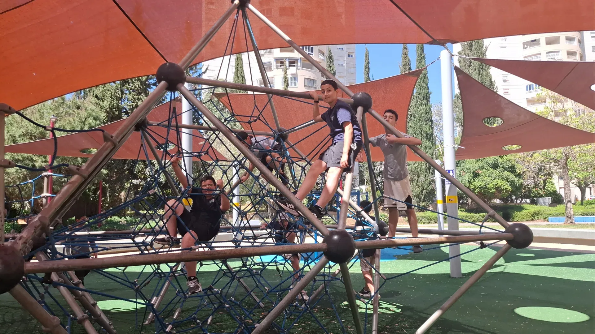 מתקן טיפוס בחצר בית הספר
