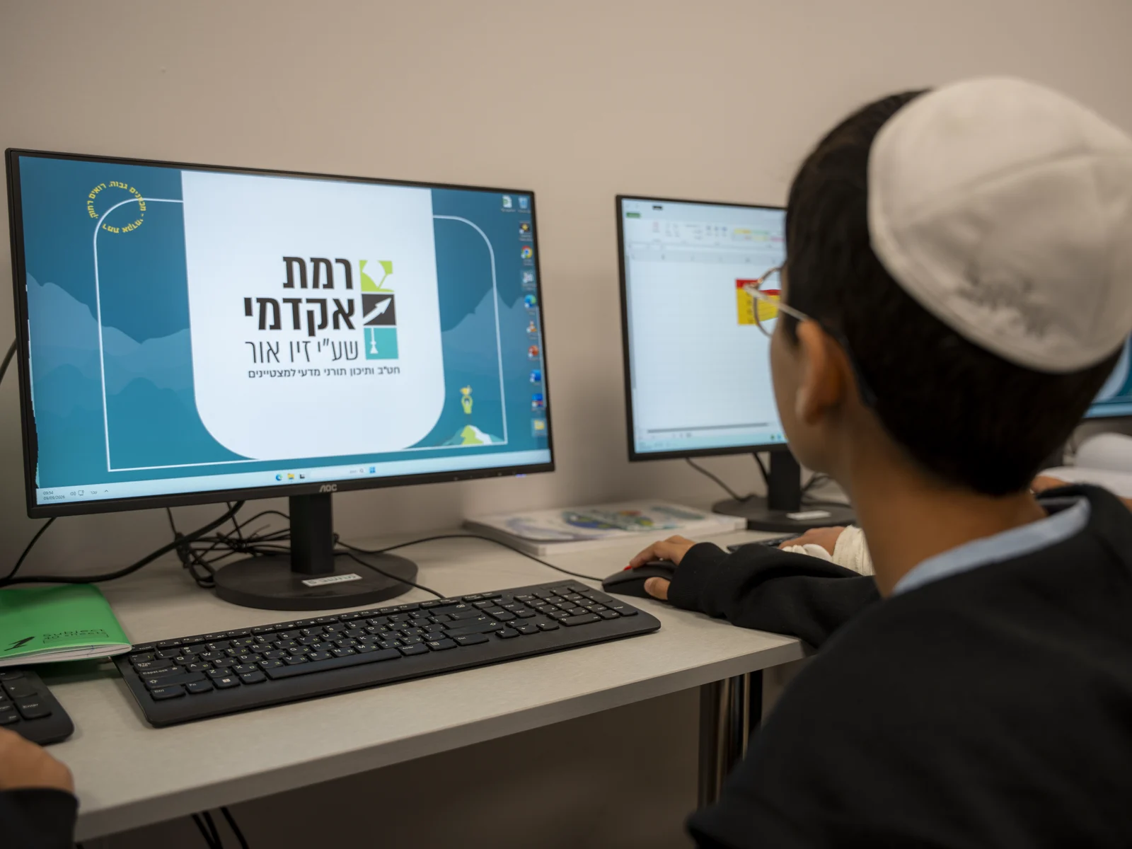 תלמיד עובד במחשב בחדר המחשבים של רמת אקדמי