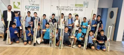 תלמידי הישיבה עם ארבעת המינים