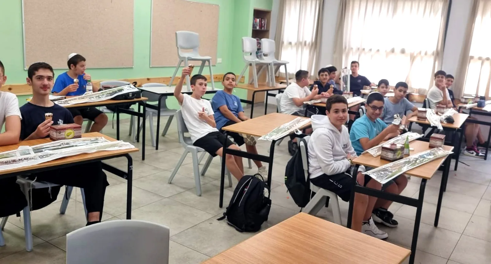 תלמידים בכיתה עם מארזי ארבעת המינים - לולב ואתרוג לכל תלמיד