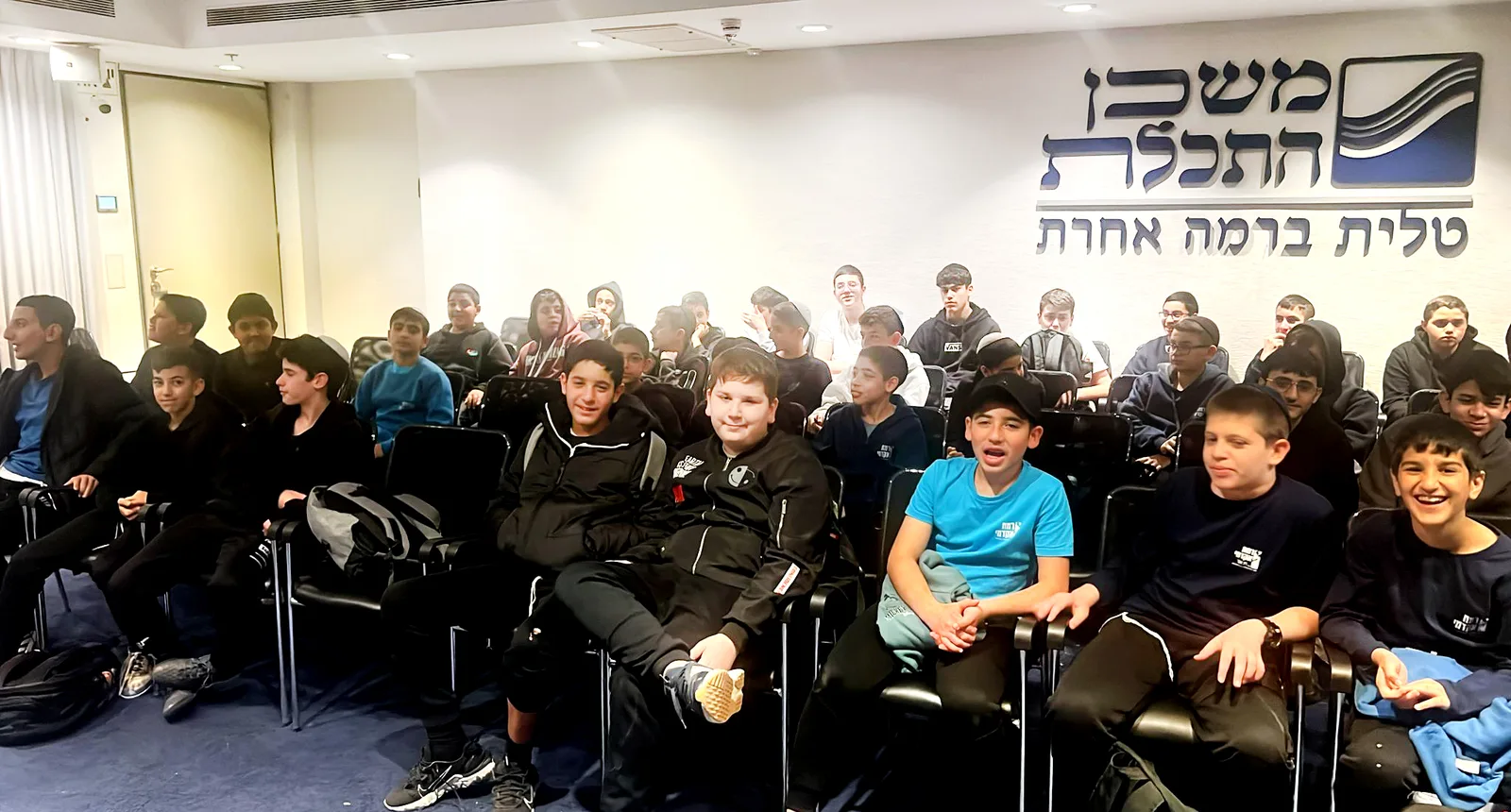 תלמידי רמת אקדמי באולם משכן התכלת - קושרים ציצית לבד