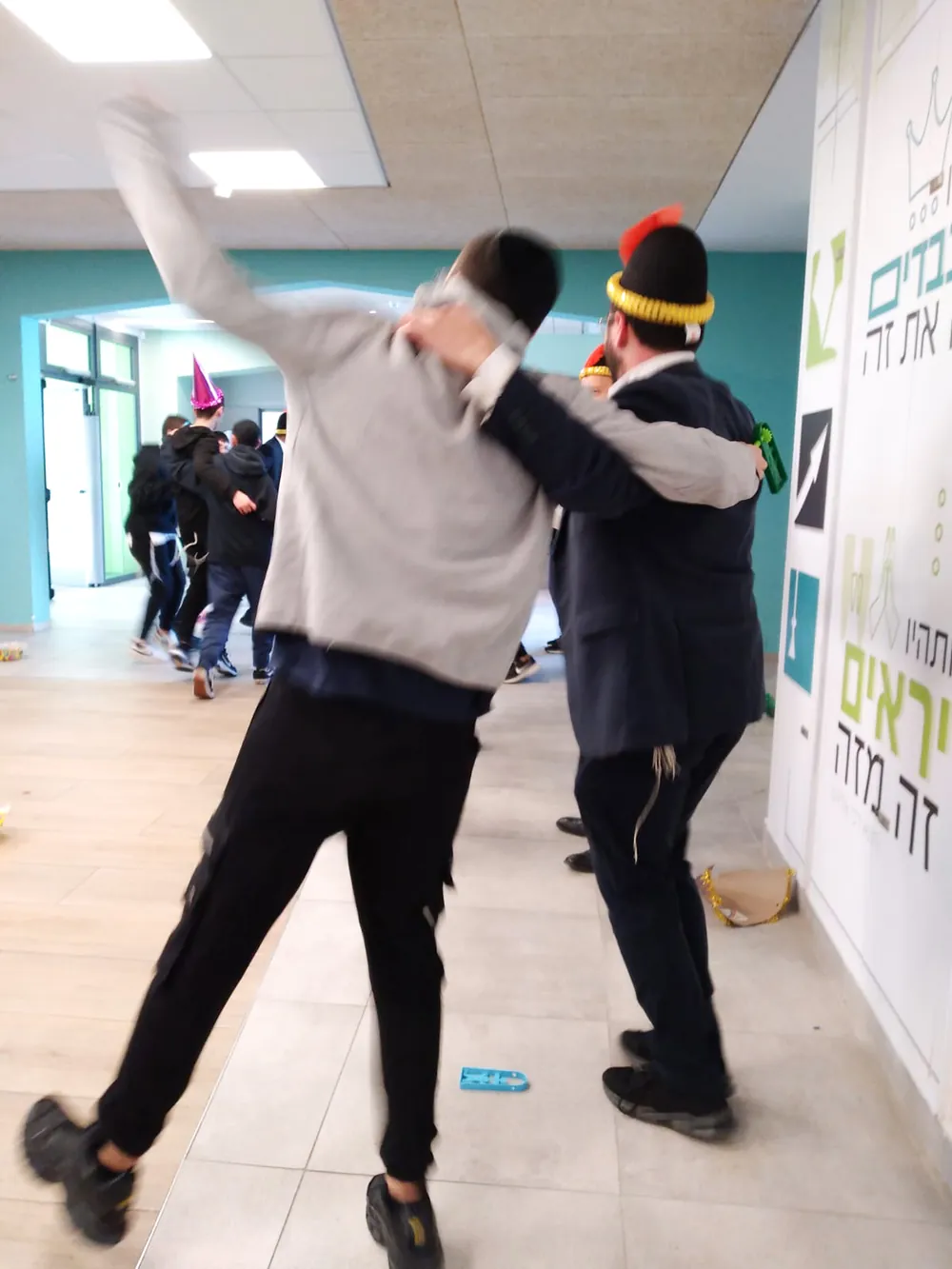 תלמיד ומבוגר רוקדים זרוע אל זרוע בפורים - משנכנס אדר - רוקדים יחד