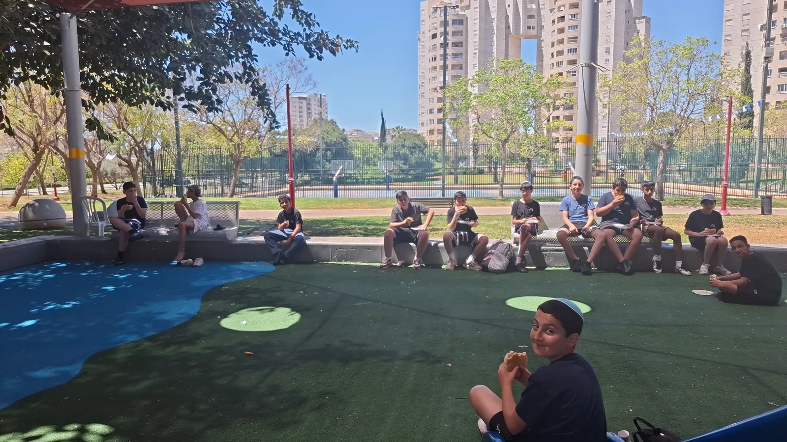תלמידים אוכלים בישיבה בפארק - יום גיבוש בפארק