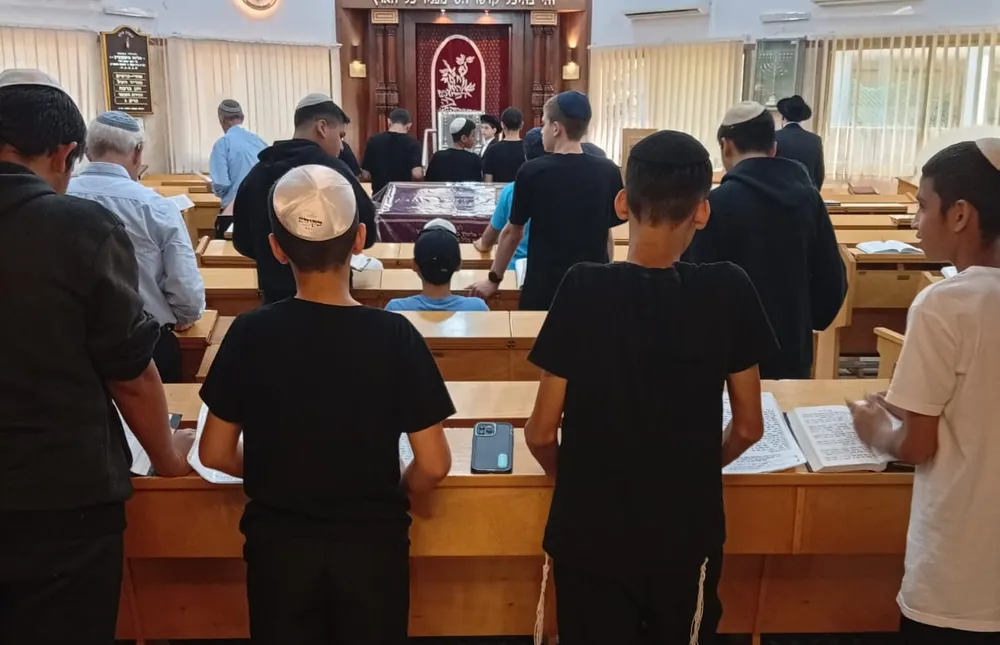 תלמידים עומדים מול ארון הקודש - יום גיבוש בפארק