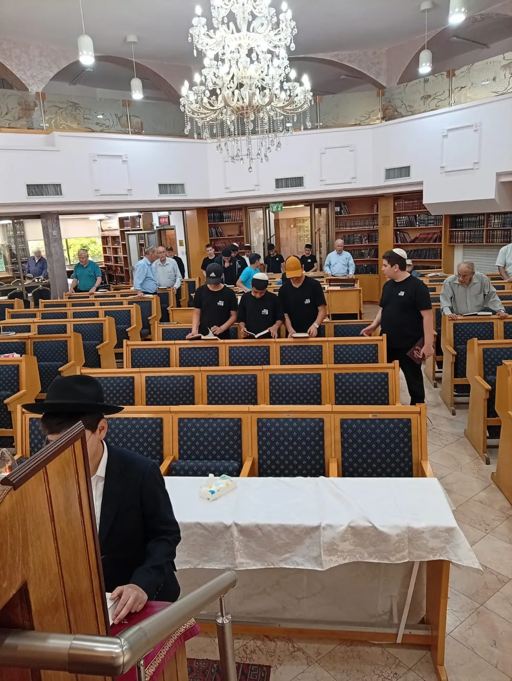 תלמידים קוראים בבית כנסת מבט רחב - יום גיבוש בפארק