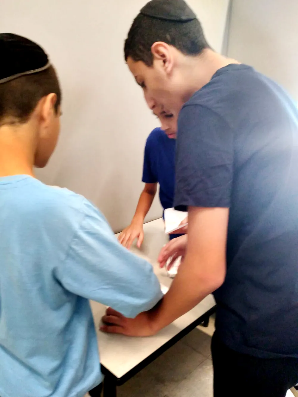 תלמידים סביב שולחן במהלך פעילות יום אנגלית - יום אנגלית ברמת אקדמי