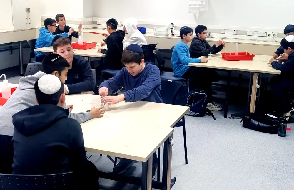 קבוצות תלמידים עורכות ניסויים במעבדה - רמת אקדמי באר יעקב, מהספר אל המעבדה