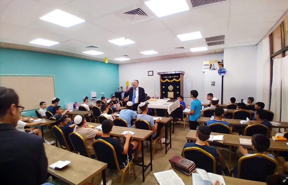 רב מלמד תלמידים ליד ארון קודש - רמת אקדמי באר יעקב, ימי תשרי בבית הספר
