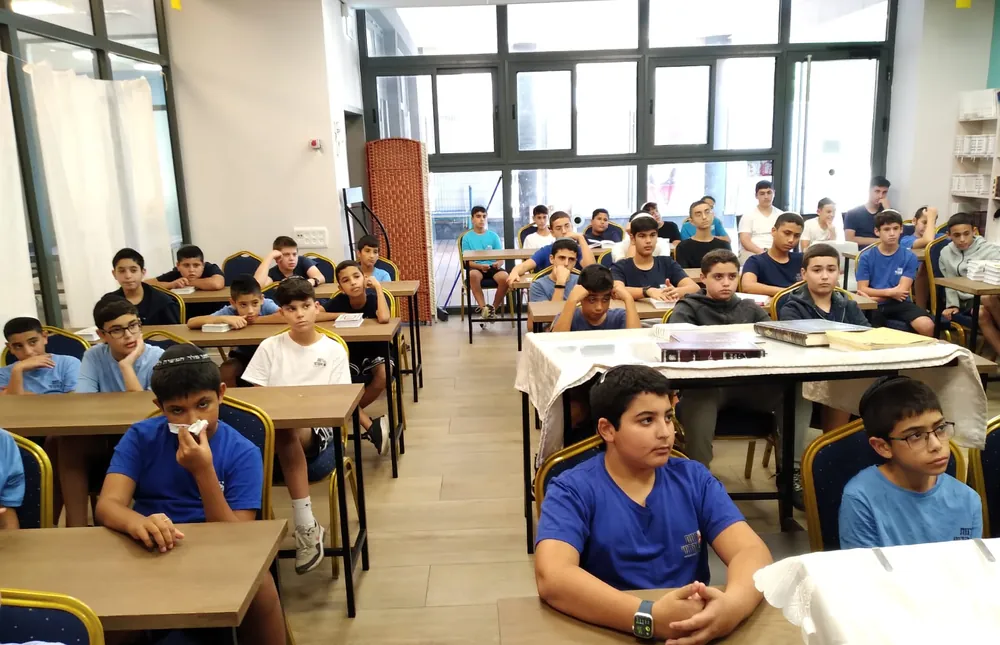 תלמידים יושבים לשיעור בחדר עם חלונות - רמת אקדמי באר יעקב, ימי תשרי בבית הספר