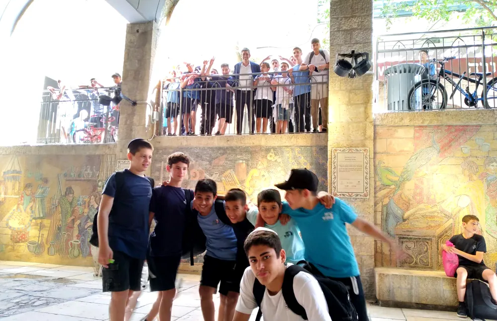 קבוצת תלמידים מצטלמת ליד פסיפסים בירושלים - רמת אקדמי באר יעקב, טיול לירושלים