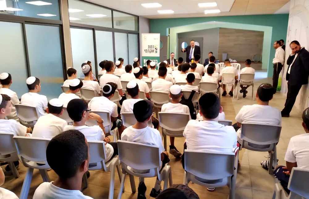מפגש פתיחה עם תלמידים באולם מבט מאחור - רמת אקדמי באר יעקב, מפגש הורים ותלמידים