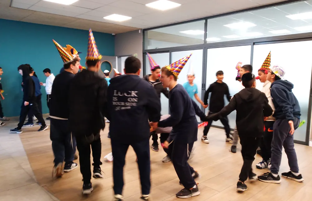 תלמידים רוקדים במעגל עם כובעי פורים - 0133 - רמת אקדמי באר יעקב, אדר נכנס בריקוד