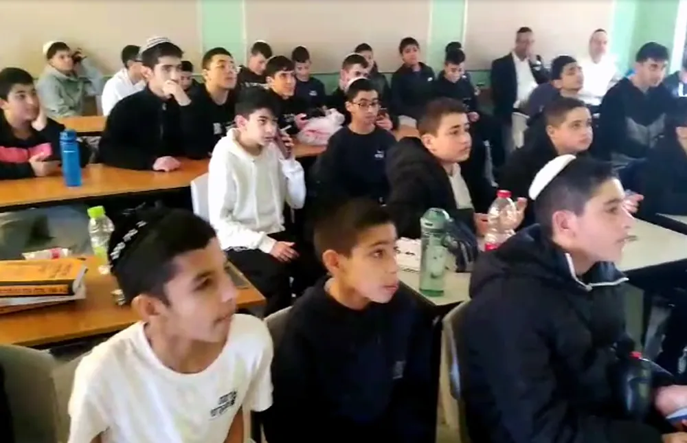 תלמידים צופים בחידון בכיתה - רמת אקדמי באר יעקב, מחזיקים את ההצלחה