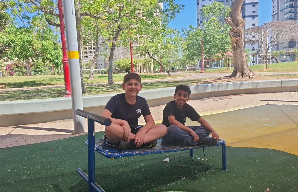 שני תלמידים יושבים על מתקן בפארק - רמת אקדמי באר יעקב, יום גיבוש