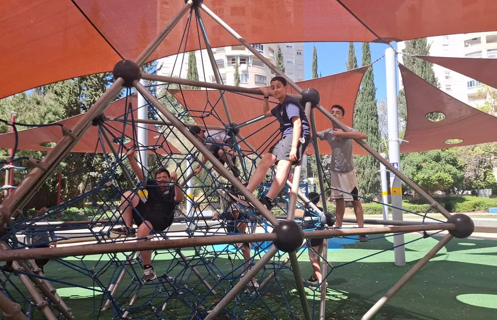 תלמידים מטפסים על מתקן חבלים - רמת אקדמי באר יעקב, יום גיבוש