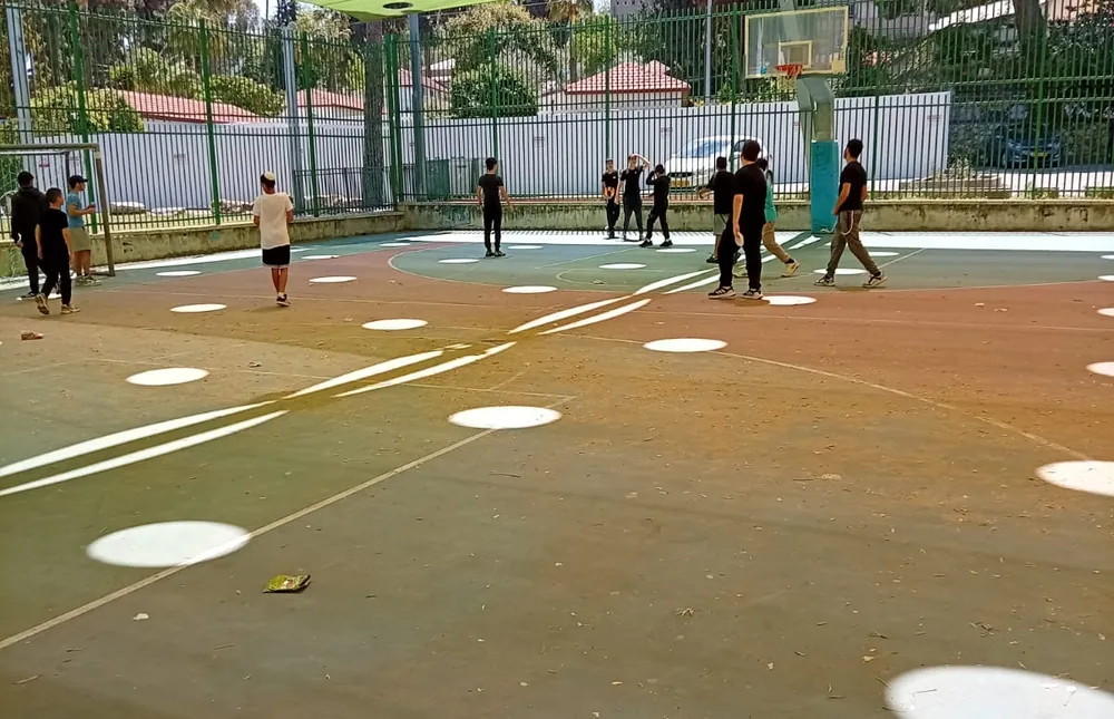 תלמידים משחקים במגרש כדורסל מקורה - רמת אקדמי באר יעקב, יום גיבוש