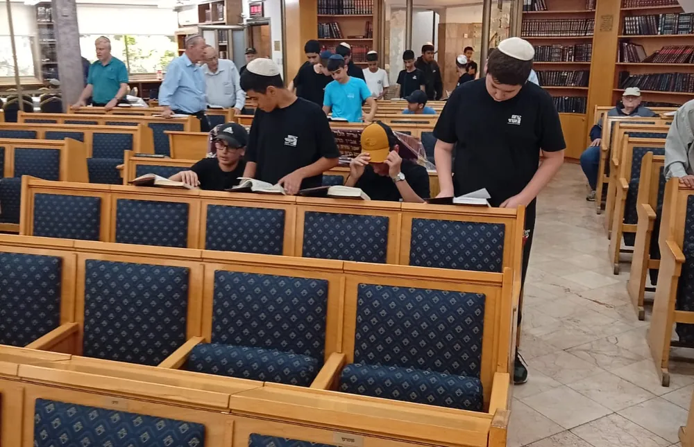 תלמידים קוראים בספרים בבית כנסת - רמת אקדמי באר יעקב, יום גיבוש