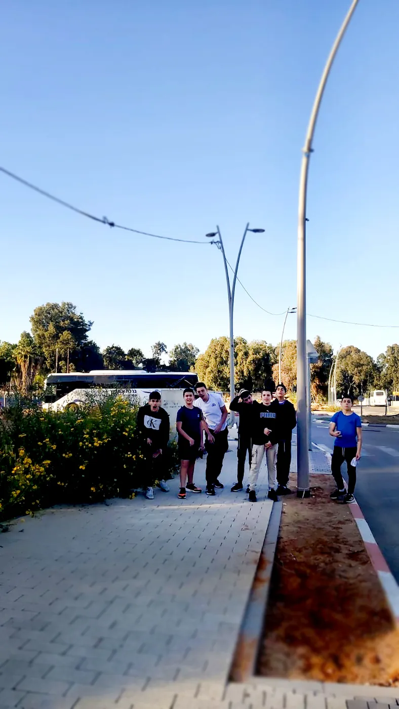 קבוצת תלמידים נערכת לריצה על מדרכה - רצים יחד