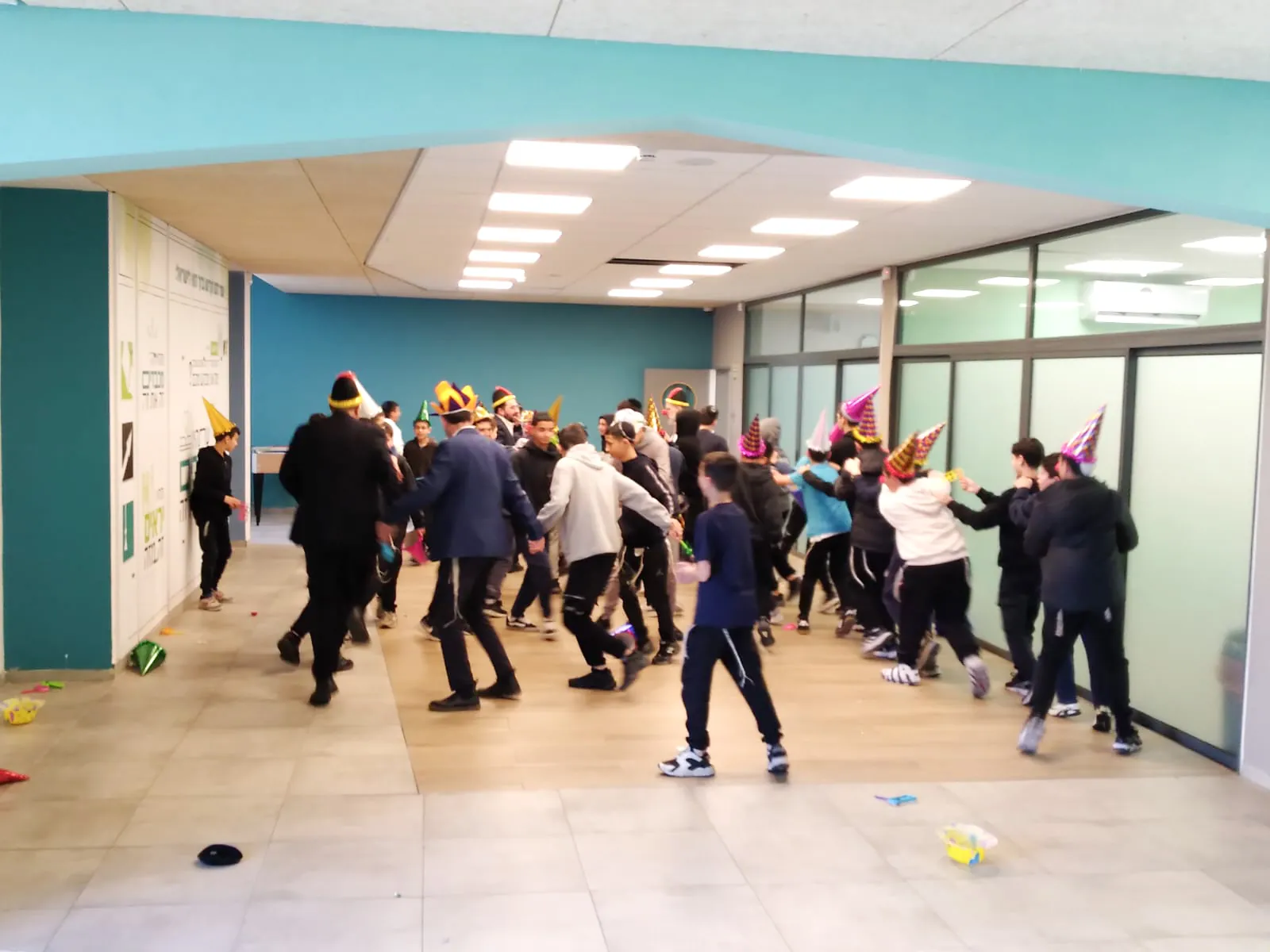 ריקודים קבוצתיים עם כובעי פורים במסדרון - משנכנס אדר - רוקדים יחד