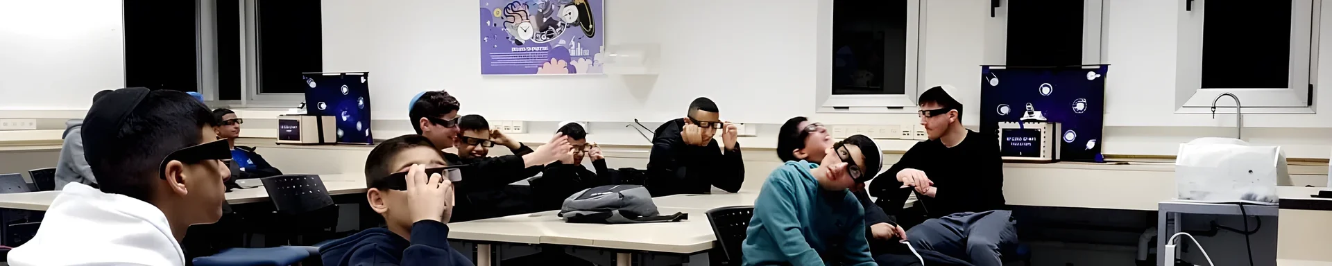 תלמידים עם משקפי 3D צופים בהדמיים בכיתה