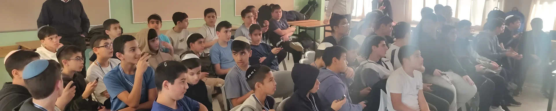תלמידים יושבים באולם הכיתה בזמן חידון חנוכה