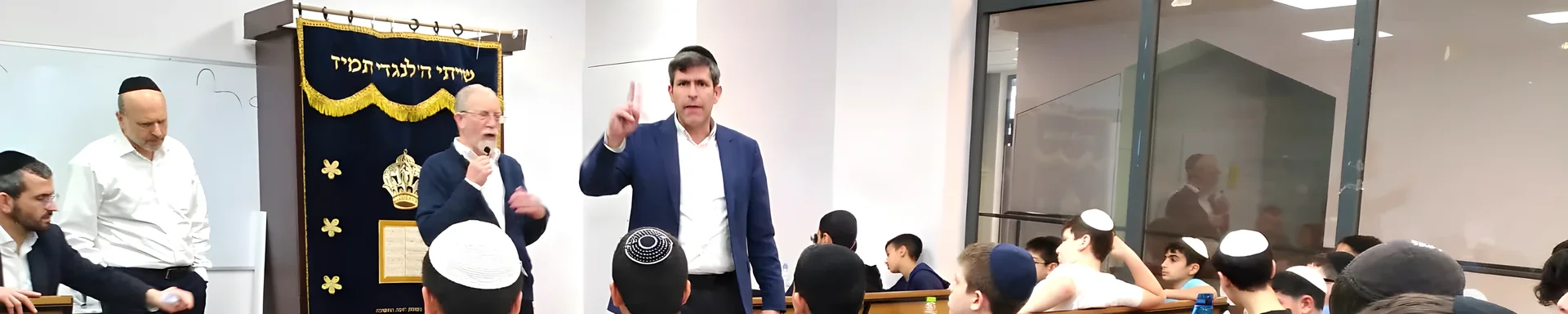 מורה מדבר לפני הכיתה ביום אנגלית