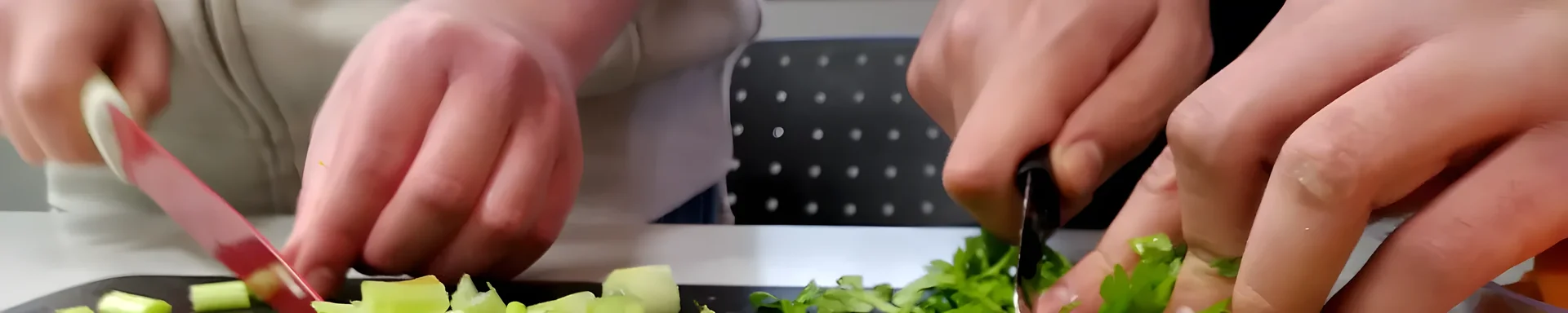 ידיים חותכות ירקות להכנת מרק