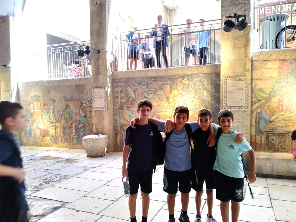 ארבעה תלמידים מצטלמים ליד פסיפסים בירושלים - יוצאים יחד: ירושלים והפארק