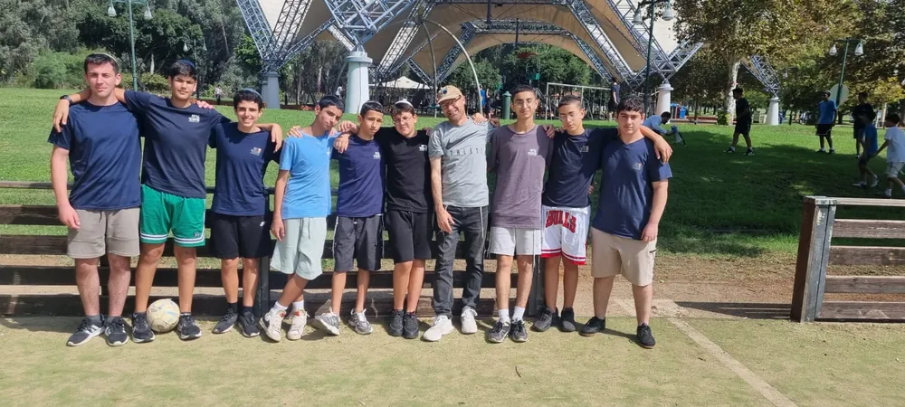 תלמידים ומבוגרים מצטלמים יחד בפארק - יוצאים יחד: ירושלים והפארק