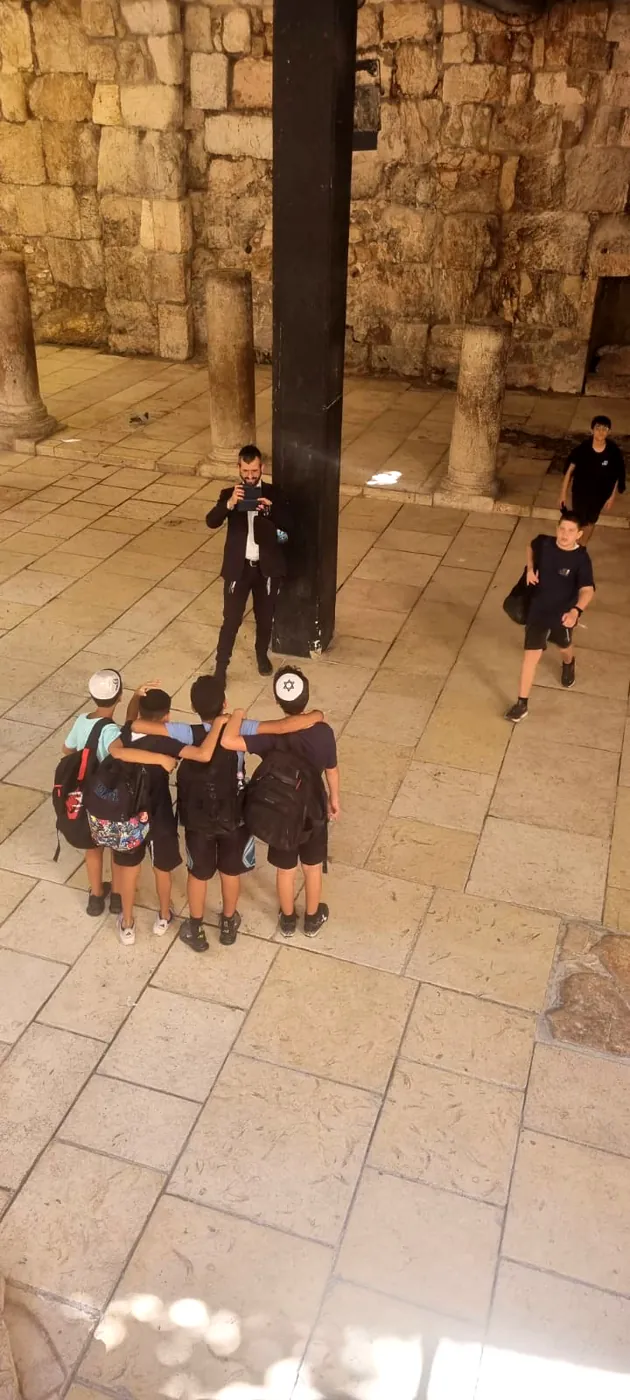 תלמידים מצטלמים באולם אבן עם עמודים - יוצאים יחד: ירושלים והפארק