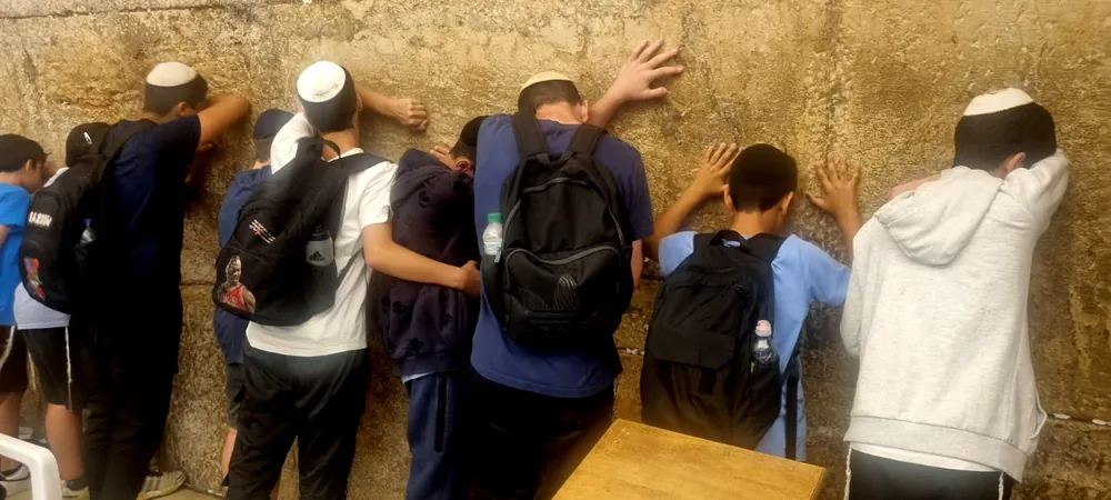 תלמידים מתפללים מול קיר אבן - יוצאים יחד: ירושלים והפארק