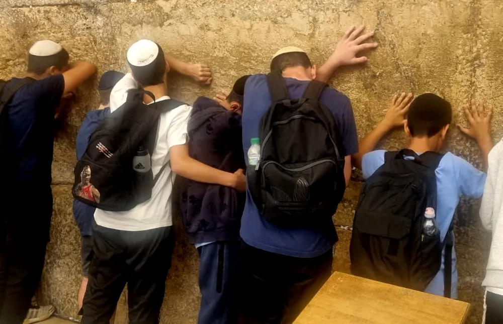 תלמידים מתפללים מול קיר אבן - יוצאים יחד: ירושלים והפארק