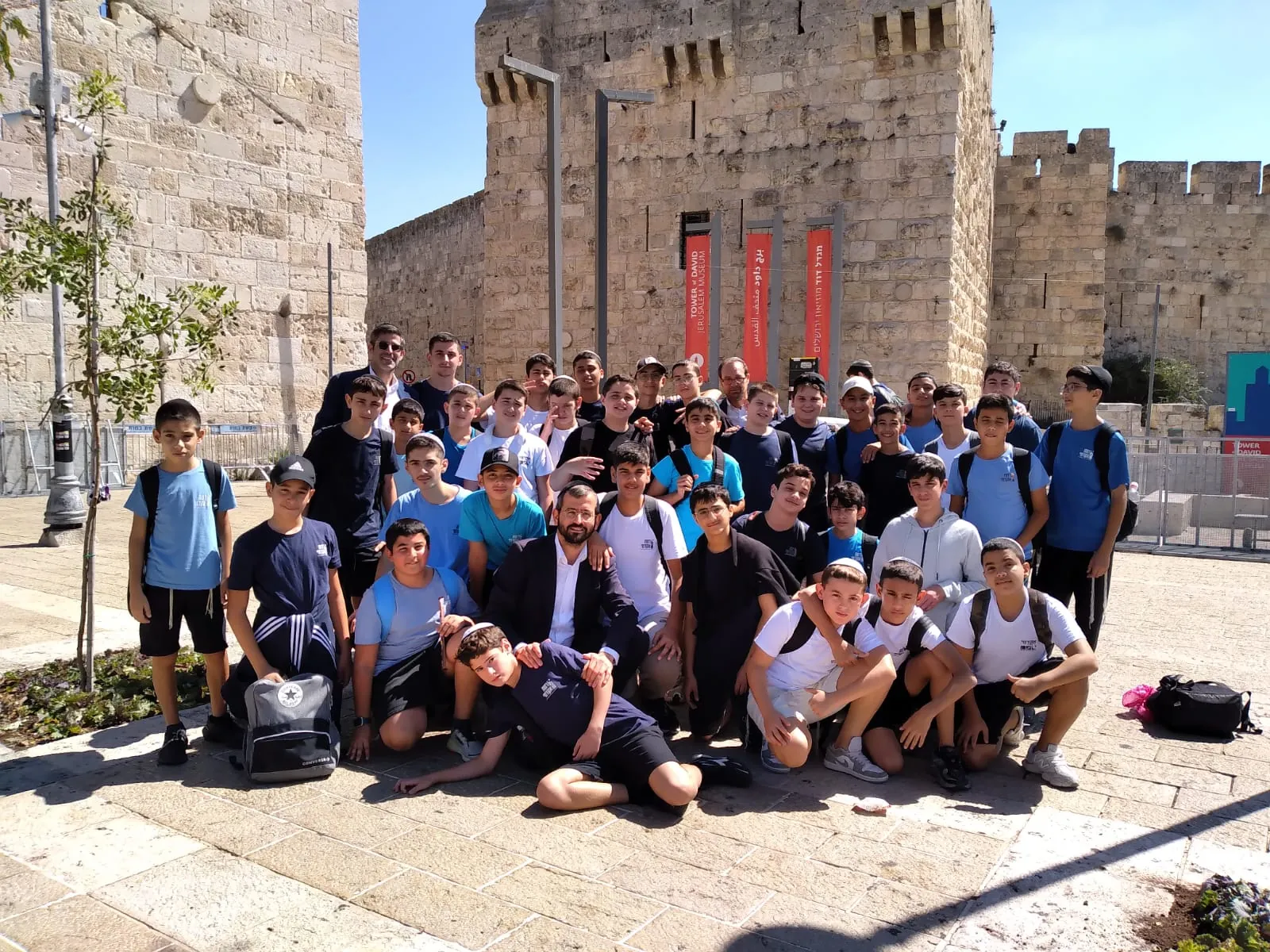 תצלום קבוצתי של תלמידים ומלווים ליד מגדל דוד - יוצאים יחד: ירושלים והפארק
