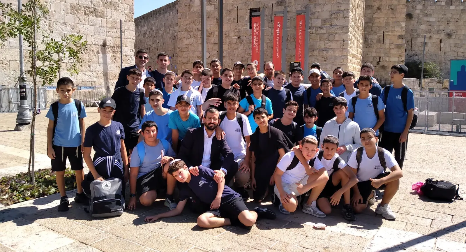 תצלום קבוצתי של תלמידים ומלווים ליד מגדל דוד - יוצאים יחד: ירושלים והפארק