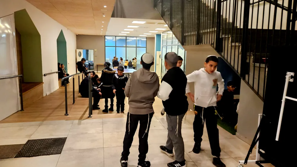 תלמידים ואורחים במסדרון הבניין - ערב חשיפה ברמת אקדמי