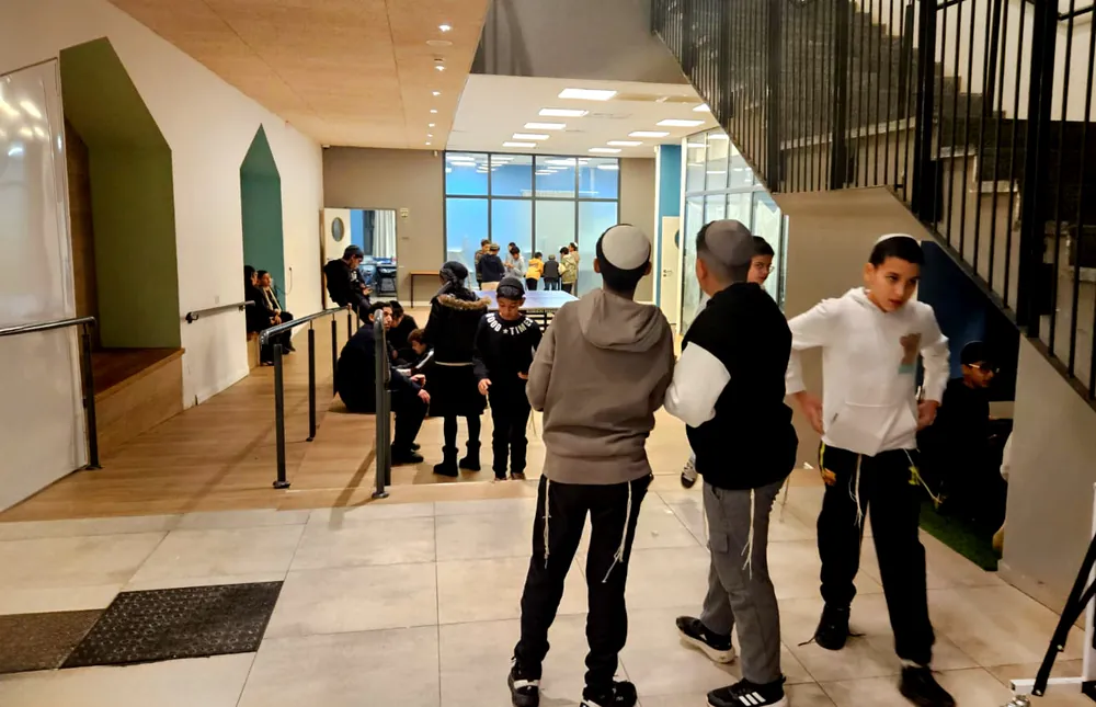 תלמידים ואורחים במסדרון הבניין - ערב חשיפה ברמת אקדמי