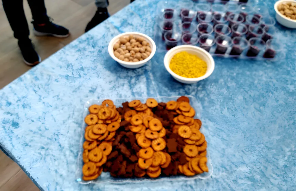 חטיפים וכוסות שתייה מסודרים על שולחן - יום חלוקת התעודות