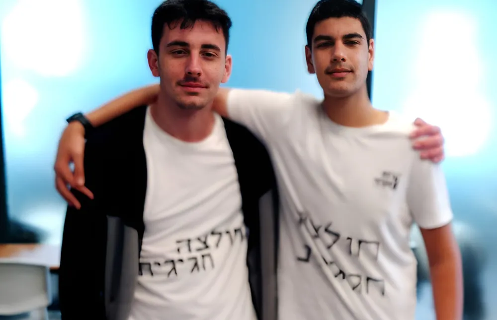 שני תלמידים עומדים מחובקים מול המצלמה - יום חלוקת התעודות