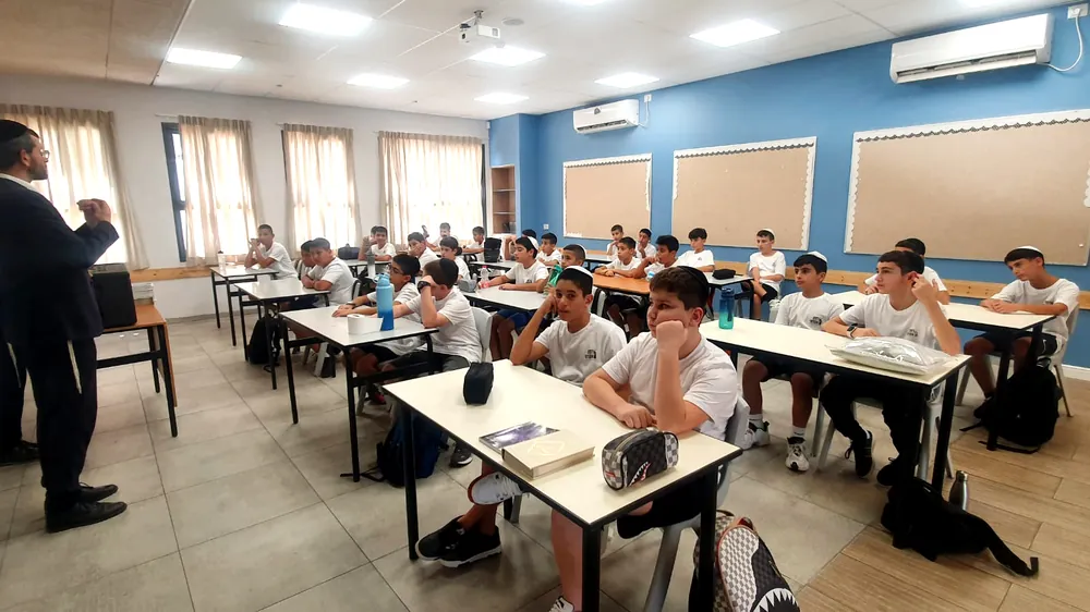 דובר עומד מול תלמידים יושבים בכיתה - תלמידים והורים נפגשו ברמת אקדמי