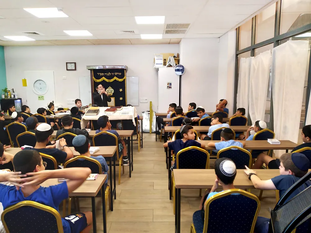 רב תוקע בשופר מול תלמידים בבית המדרש - ימי תשרי בבית המדרש ובכיתות